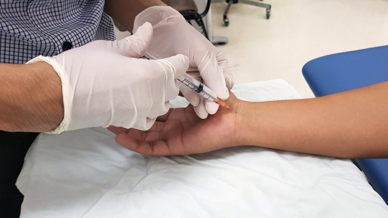 Podanie zastrzyku w nadgarstek — blokada sterydowa przy ZCN
